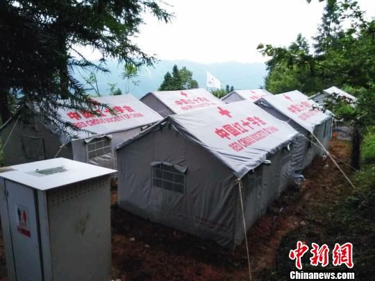 图为锦屏灾区搭建的红十字会临时安置帐篷。