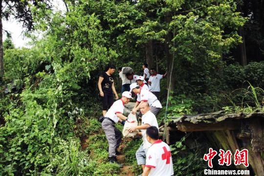 图为红十字会救援队锦屏灾区搬运救援物资。　贵州红十字会 摄
