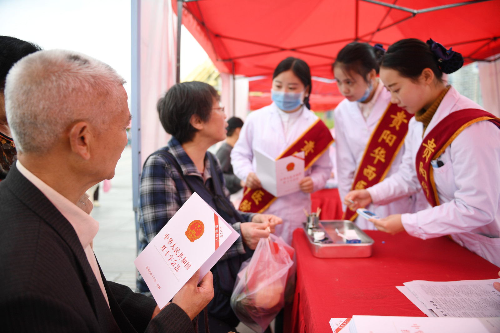5月8日，医务人员在贵阳市筑城广场宣讲《中国人民共和国红十字会法》。3.JPG