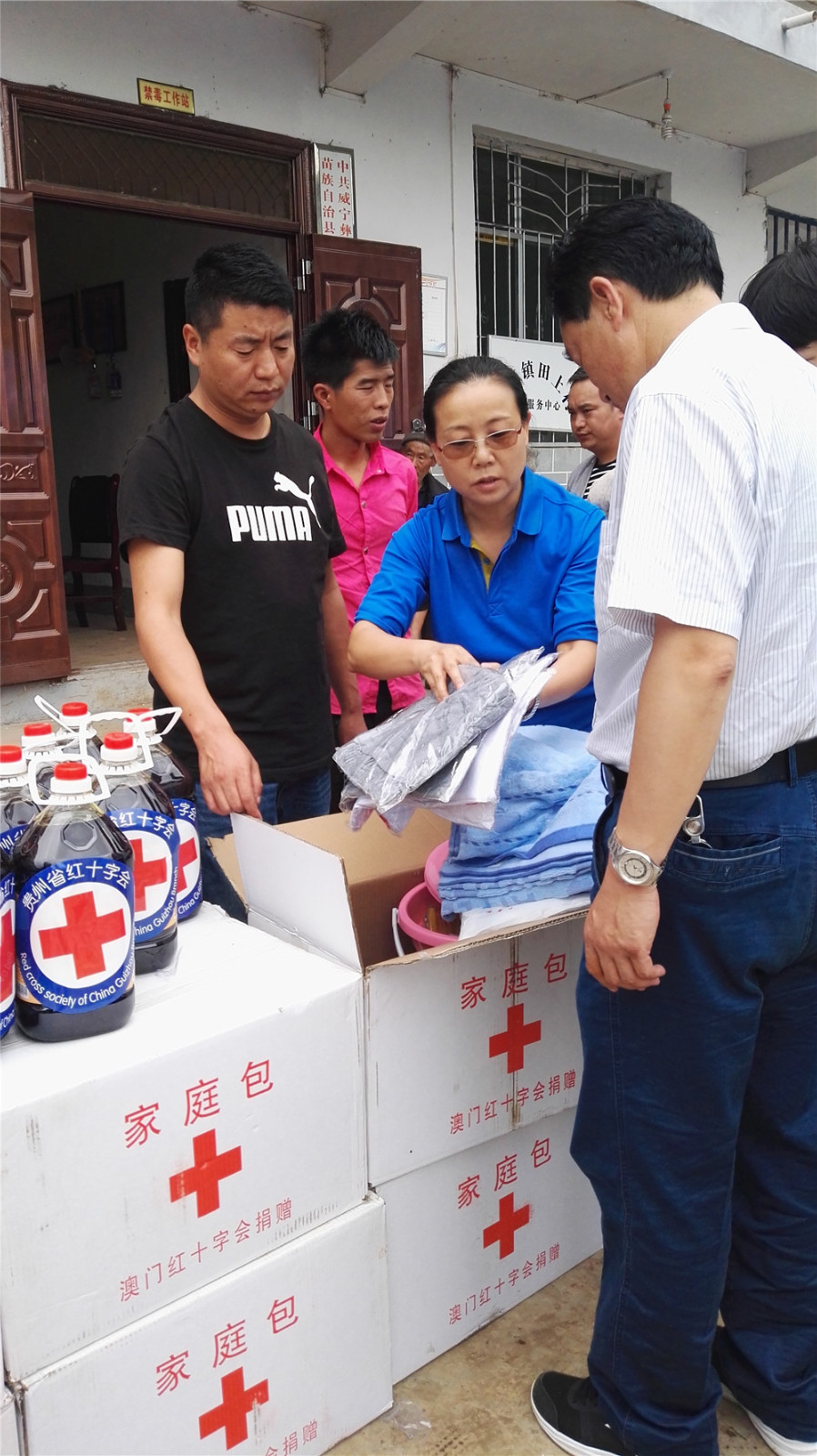 3.尹秋莲向当地干部群众介绍澳门红十字会援助的水灾家庭包物资情况.jpg