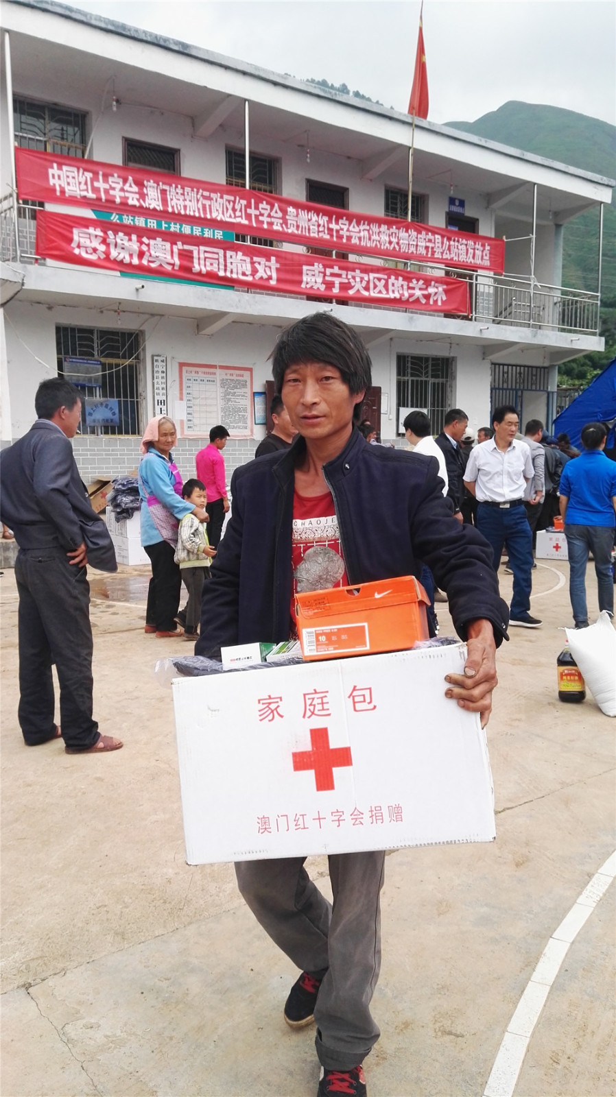 7.当地受灾群众领到救灾物资.jpg