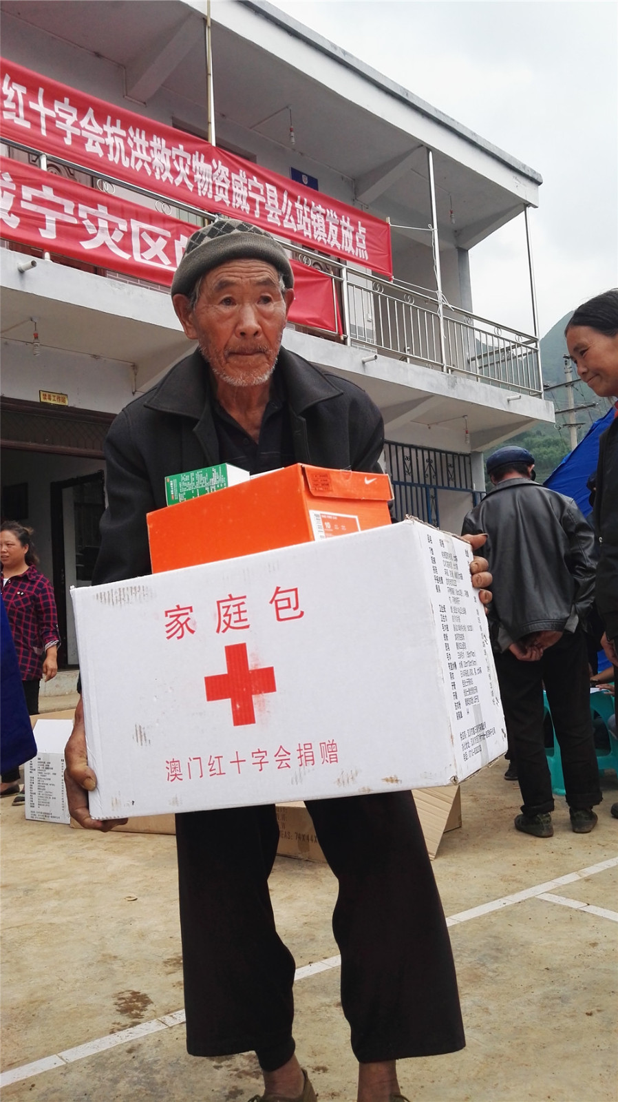 9.当地受灾群众领取到救灾物资.jpg