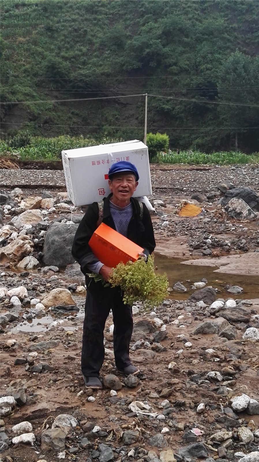 14.当地受灾群众领到救灾物资.jpg