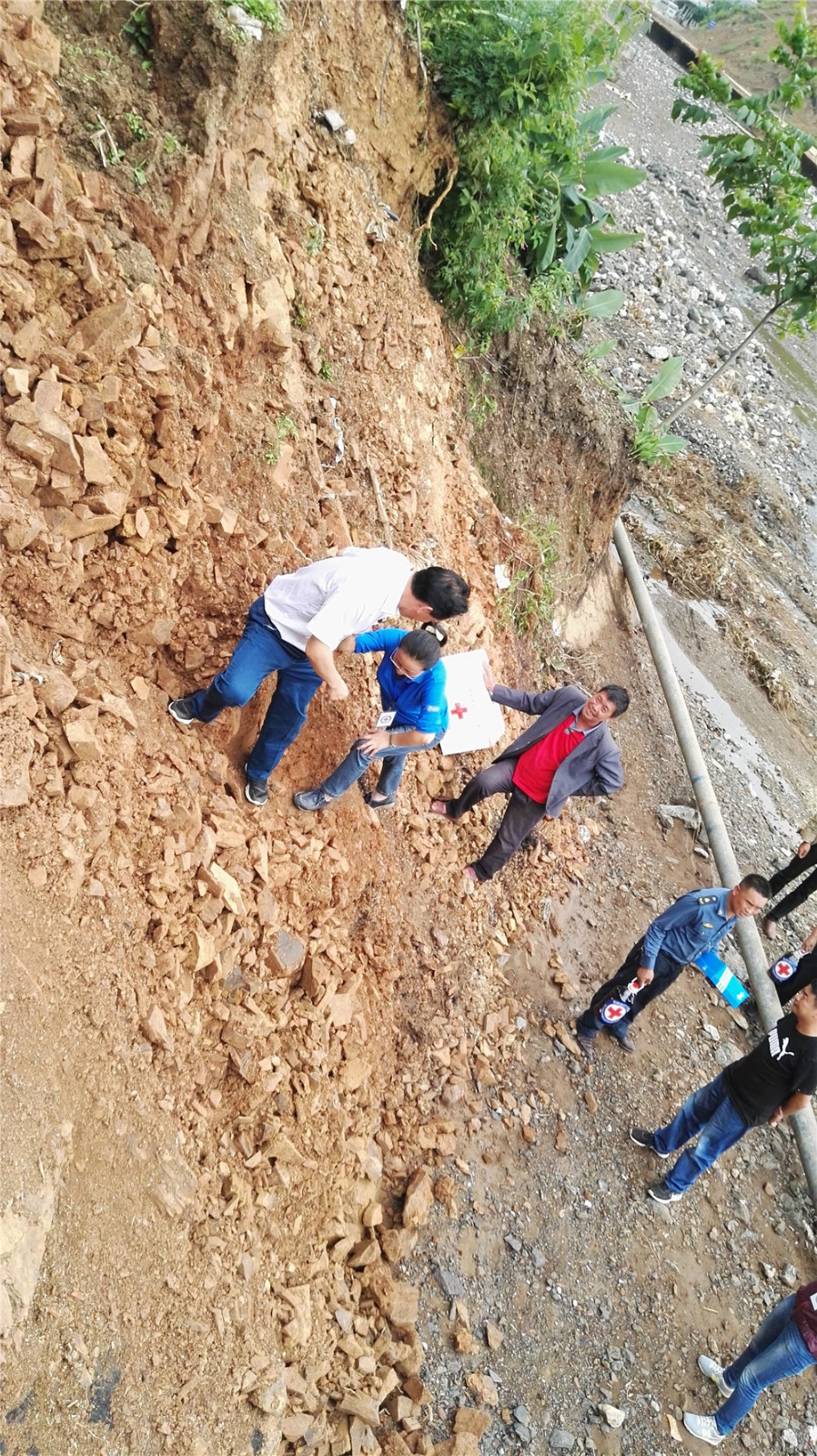 11.尹秋莲一行深入刘维义家中慰问.jpg
