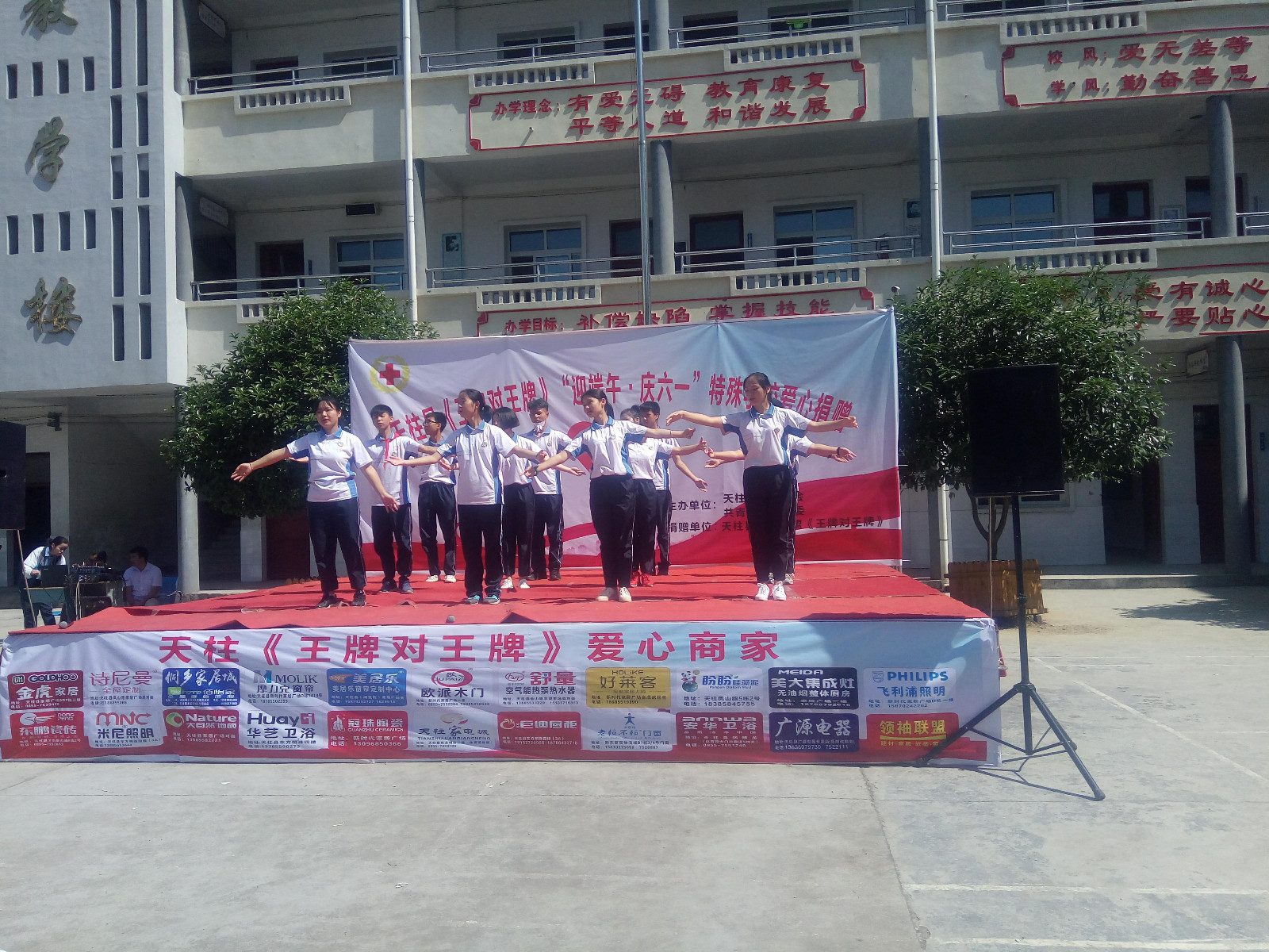 民中的高中学生献演歌舞.jpg
