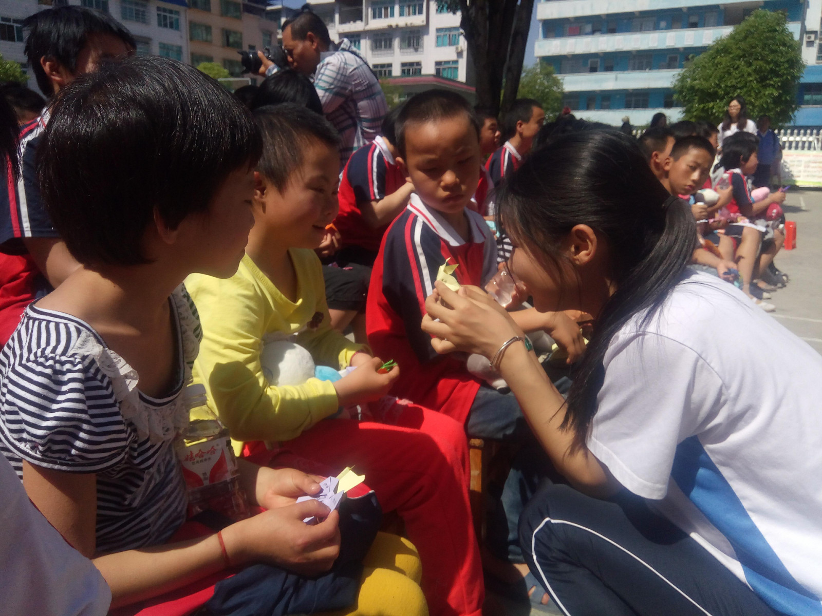 民中的高中学生与特殊儿童开展互动游戏.jpg