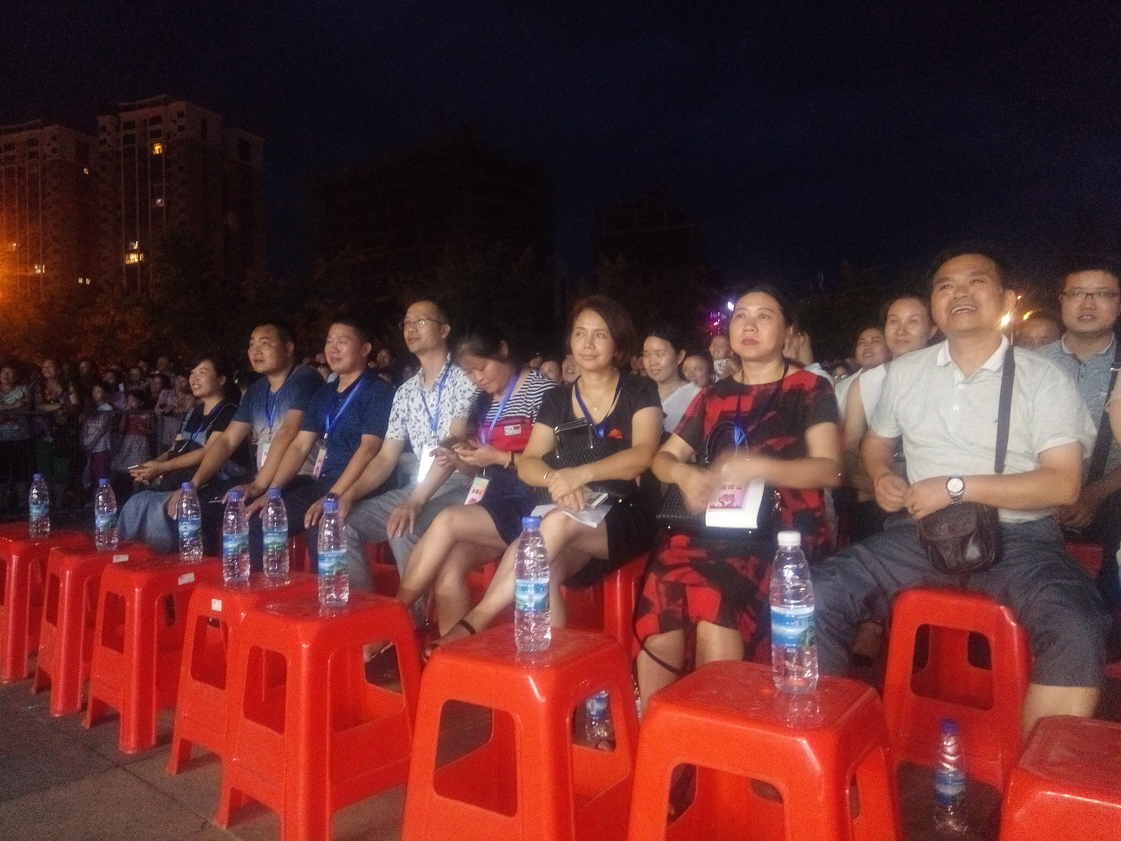 参加晚会的嘉宾和群众在认真观看文艺节目.jpg