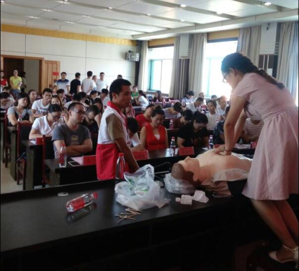 县红十字会工作人员在指导学员演练心肺复苏2.jpg