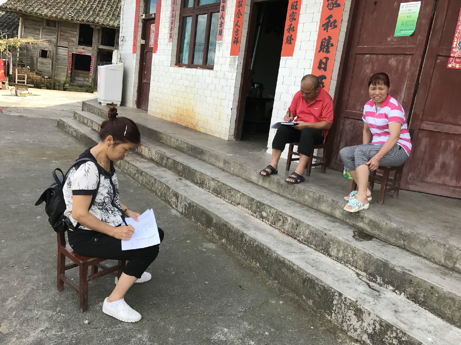 龙里县红十字会开展非贫困户走访工作,罗安峥秘书长（左1）和镇干部罗熙（左2)开展非贫困户走访7.17.jpg
