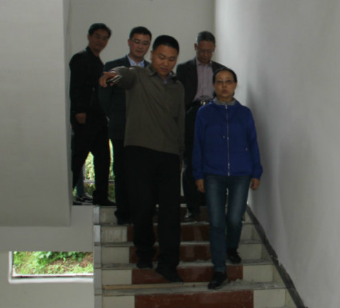 陇公村第一支书潘磊向尹秋莲一行介绍红十字服务站建设情况_meitu_4_meitu_3.jpg