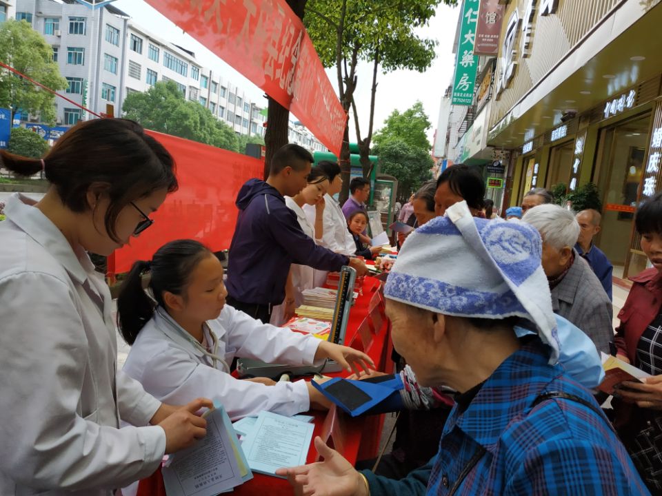 市民群众有序排队领取宣传资料和测量血压.jpg