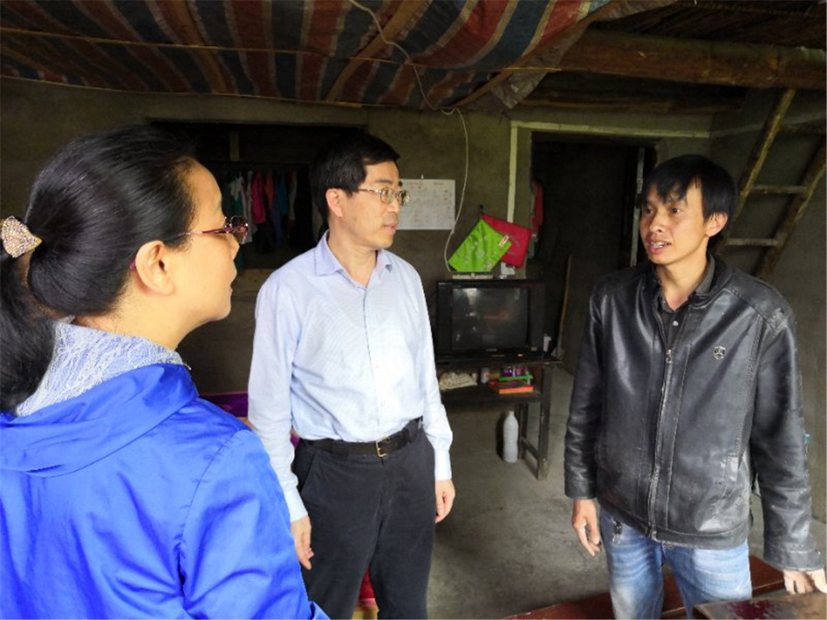 张浩亮、尹秋莲一行深入遵义市桐梓县道竹村贫困群众家中走访慰问.jpg