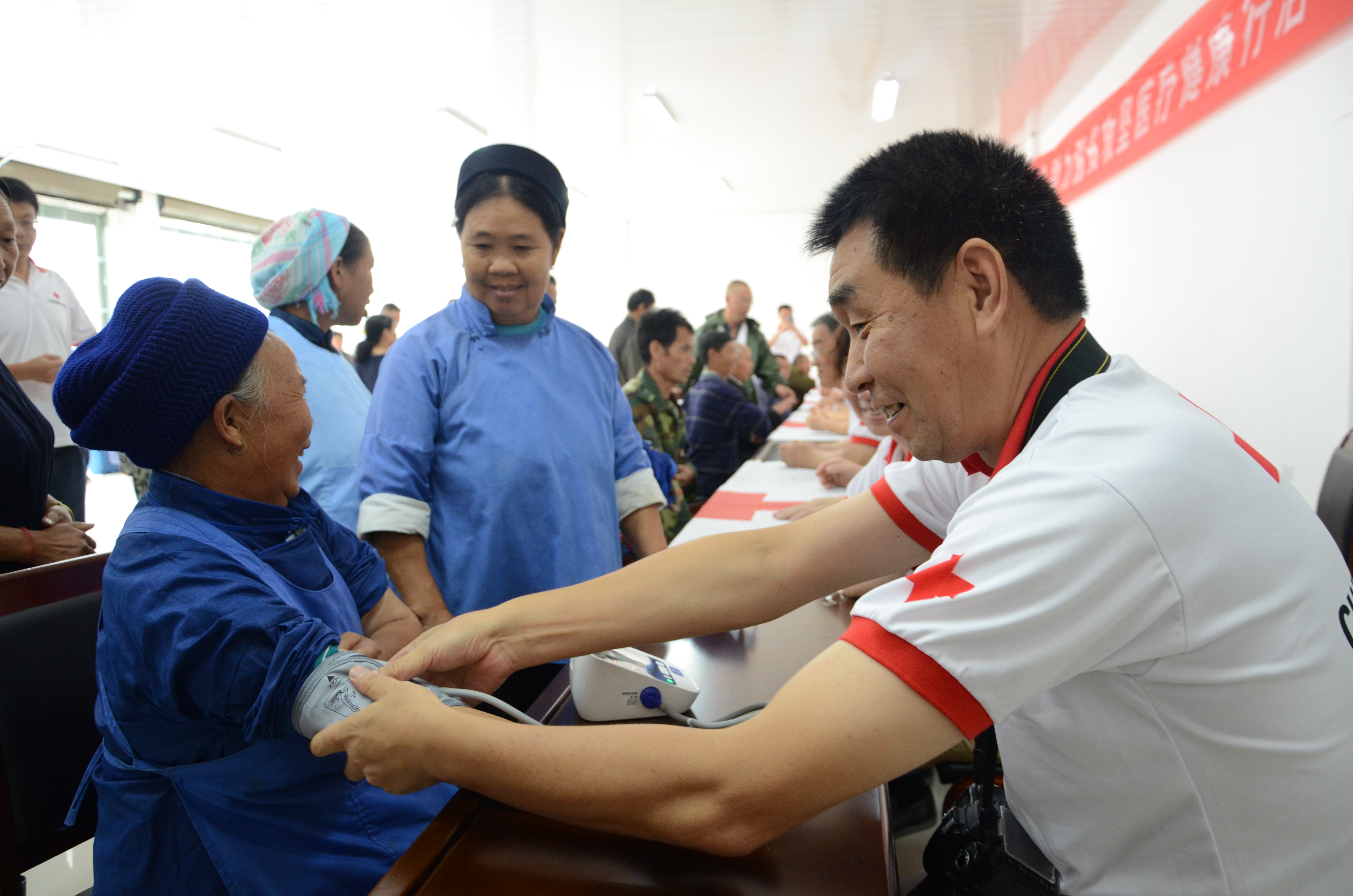医疗专家为村民就诊.JPG