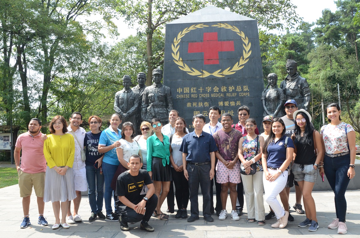巴拿马研修班一行与中国红十字会总会、贵州省红十字会在图云关旧址合影留念.JPG