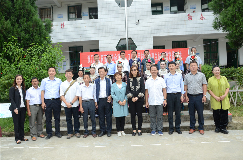 （第九张）活动组一行与九曰小学全体学生和小翁村村民合影3.jpg