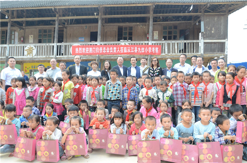 （第八张）活动组一行与九曰小学全体学生和小翁村村民合影.jpg