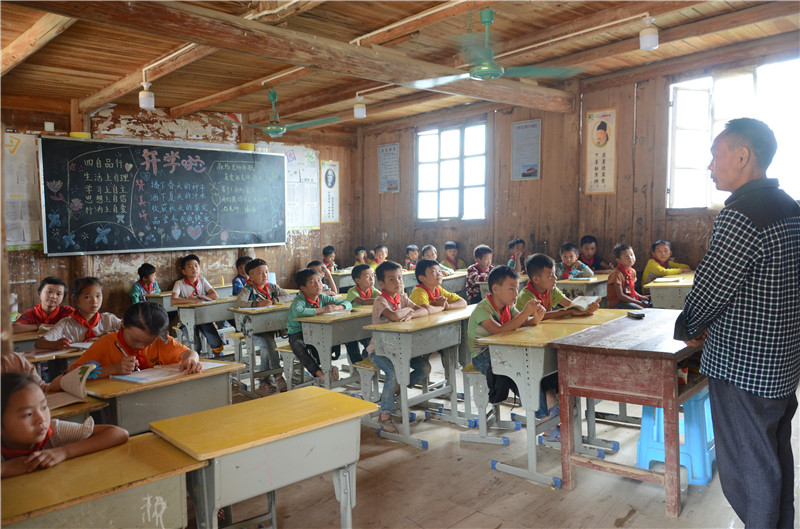（第五张）九曰小学学生在教室里上课.jpg
