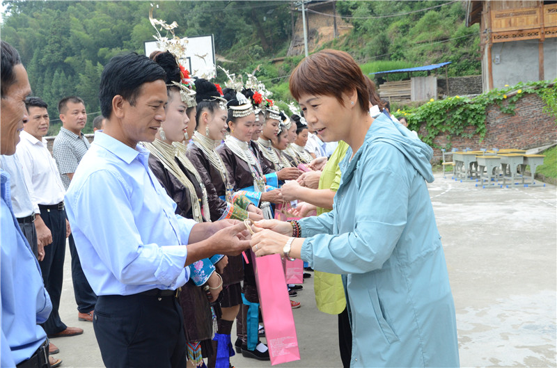 （第七张）活动组一行向九曰小学全体师生和小翁村村民送爱心月饼2.jpg
