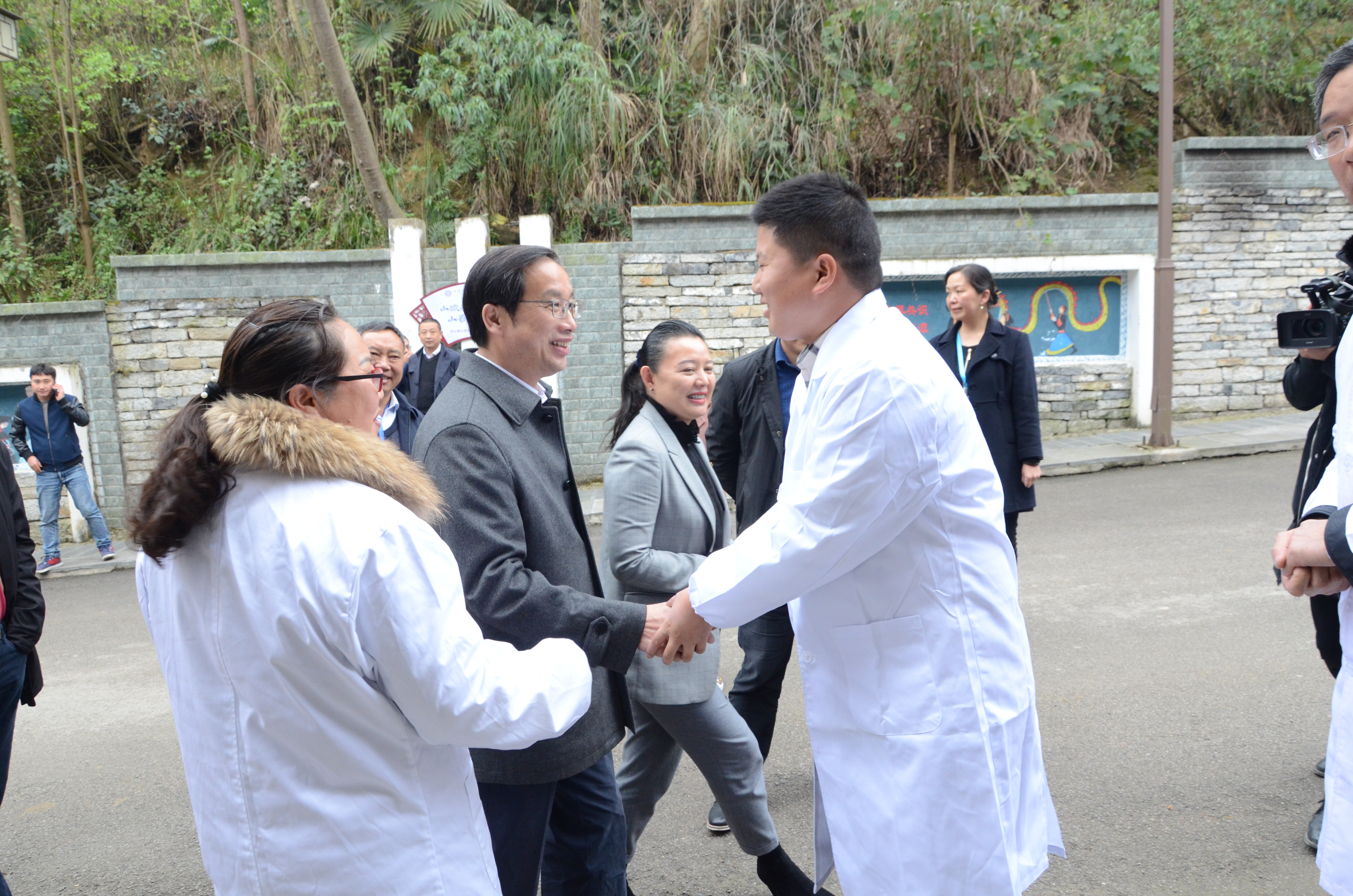 龙宫红十字救护站工作人员对王汝鹏一行的到来表示欢迎.JPG