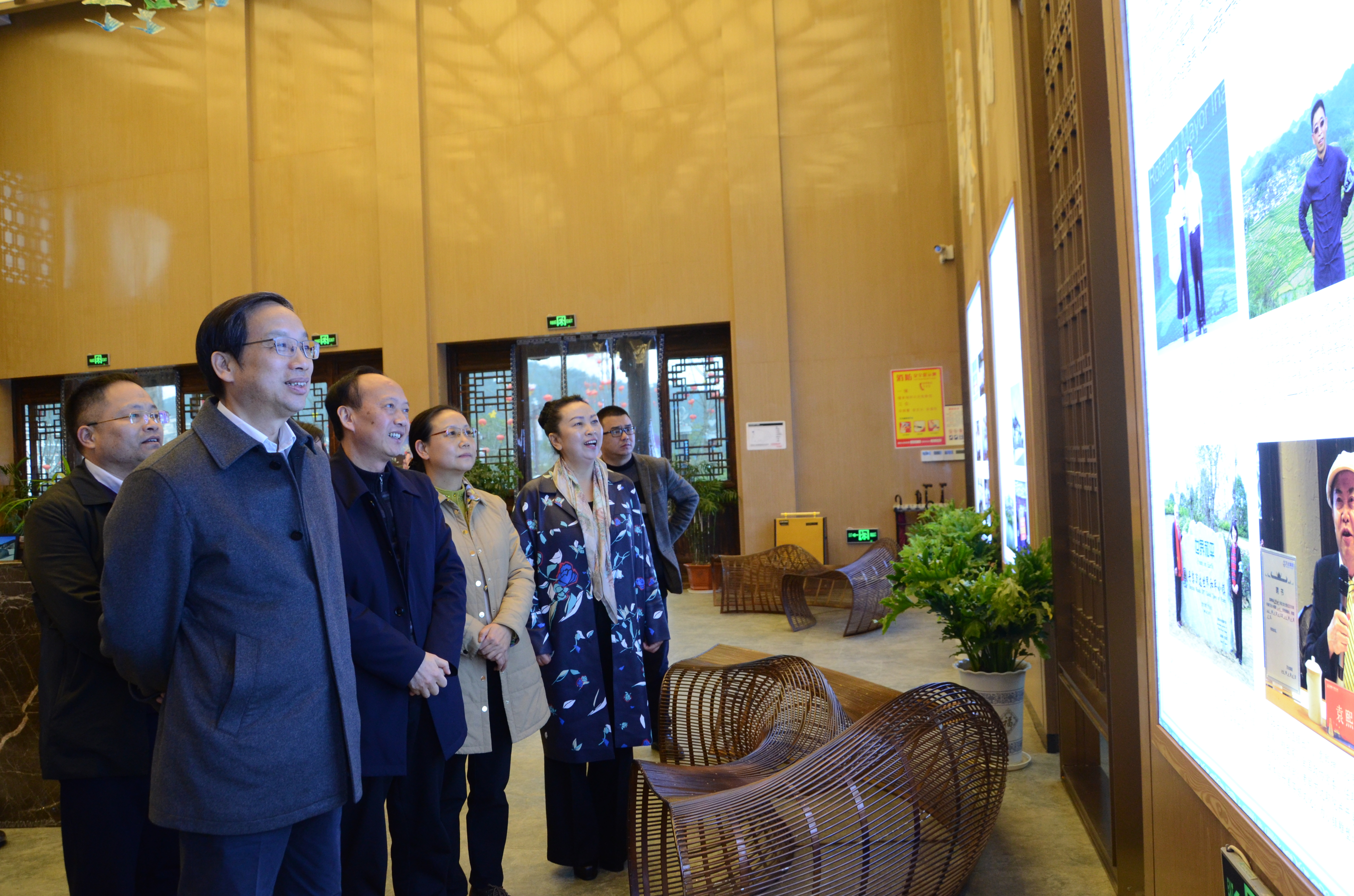 会前，王汝鹏在黔东南州副州长江朝伦等陪同下，实地考察万达小镇.JPG